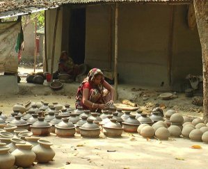অস্তিত্ব সংকটে পড়ে পেশা ছাড়ছেন নরসিংদীর মৃৎ শিল্পীরা