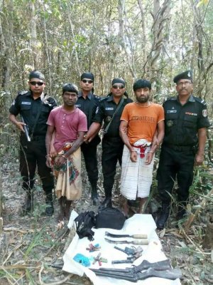 সুন্দরবনে বনদস্যু কবিরাজ বাহিনীর দুই সদস্য আটক