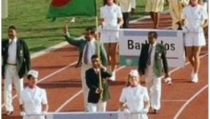 মার্চ পাস্টে ডনের হাতে বাংলাদেশের পতাকা।