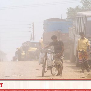 ফের বায়ুদূষণে শীর্ষে ঢাকা