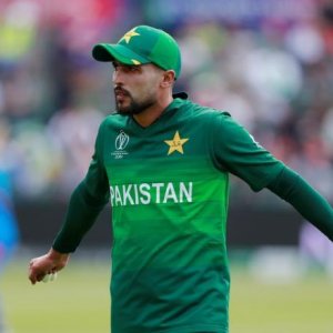 এখন আমরা বাংলাদেশের কাছেও হারতে শুরু করেছি: আমির 