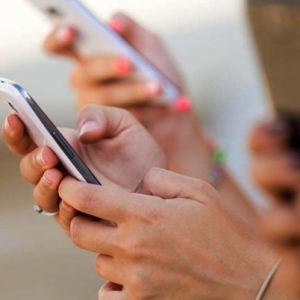 কমতে পারে মোবাইল ফোনের দাম