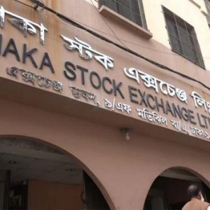 বিক্রির চাপে কমেছে সূচক, বিনিয়োগকারীদের সতর্ক অবস্থান