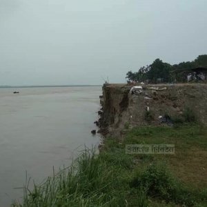 যমুনায় ঝড়ে নৌকা ডুবে নারীশ্রমিক নিখোঁজ, ১০ জনকে উদ্ধার