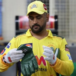 ২০২৬ আইপিএলেও খেলবেন ধোনি