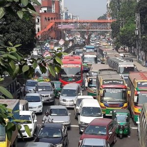 রাজধানীতে বিভিন্ন স্থানে সড়ক অবরোধ, যানজটে ভোগান্তি