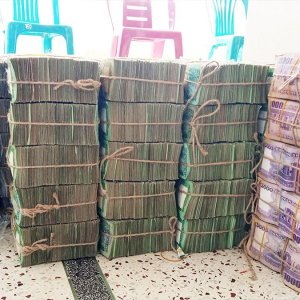 ‘ব্যাংকের বাইরে মানুষের হাতে ৩ লাখ কোটি টাকা’