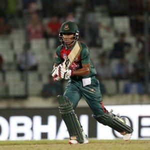 আফিফের আউটে ভাঙলো ৫২ রানের জুটি