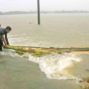 বন্যায় আটকে পড়াদের উদ্ধারে নামছে নৌবাহিনীও