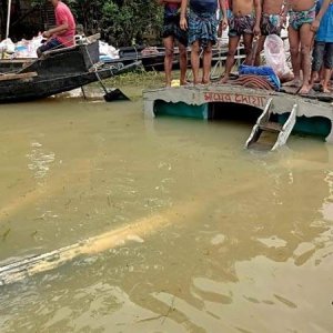 নেত্রকোনায় ত্রাণবাহী ট্রলারডুবি