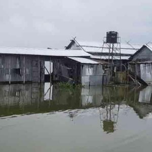 ধীরে নামছে বন্যার পানি