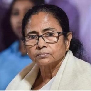 রাত সাড়ে ১২টায় বাইরে গেলো কীভাবে, ধর্ষণ ইস্যুতে মমতার বিতর্কিত মন্তব্য