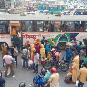 গণপরিবহনে শৃঙ্খলা ফেরাতে মালিক সমিতি কেন ভিন্ন পথে?