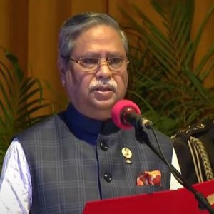 ‘অপমানিত বোধ’ করায় নির্বাচনের পর পদত্যাগ করতে চান রাষ্ট্রপতি: রয়টার্সকে সাক্ষাৎকার