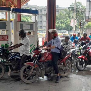 রেশনিং তুলে পেট্রোল-অকটেন সরবরাহ উন্মুক্তের দাবি