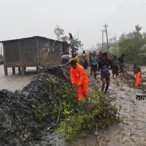 যেভাবে ২০ গ্রাম রক্ষা করলো সাতক্ষীরা উপকূলের মানুষ