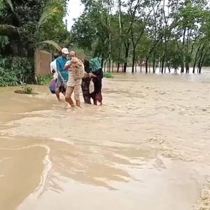 সিলেটে আকস্মিক বন্যায় ডুবেছে সড়ক-মহাসড়ক, প্রস্তুত সেনাবাহিনী