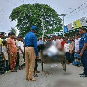 মহাসড়কে নারীর মরদেহ, মাথায় ‘ধারালো অস্ত্রের’ আঘাত