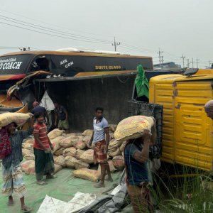 ঢাকা-টাঙ্গাইল মহাসড়কে ট্রাক উল্টে দীর্ঘ যানজট