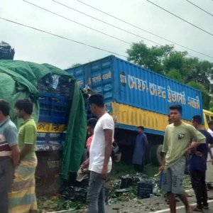 নিয়ন্ত্রণ হারিয়ে কাভার্ডভ্যানকে ট্রাকের ধাক্কা, দুজন নিহত