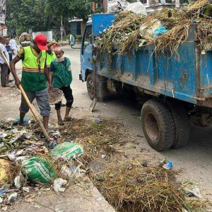 ২৪ ঘণ্টার আগেই পশুর বর্জ্য অপসারণে ব্যস্ত দক্ষিণ সিটির পরিচ্ছন্নতাকর্মীরা