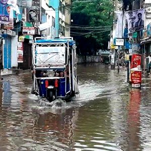 ভারী বৃষ্টিতে তলিয়েছে ব্রাহ্মণবাড়িয়া শহরের রাস্তাঘাট-অলিগলি