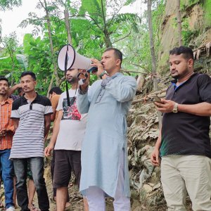 চট্টগ্রামে পাহাড় ধসের আশঙ্কা, ঝুঁকিপূর্ণভাবে বসবাসকারীদের সরে যেতে মাইকিং