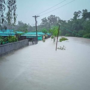 টেকনাফে ৬ হাজার মানুষ পানিবন্দি, পাহাড়ে বসবাসকারীদের সরতে মাইকিং