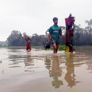 কমতে শুরু করেছে পানি, এখনও ৫ নদীর পানি বিপদসীমার উপরে