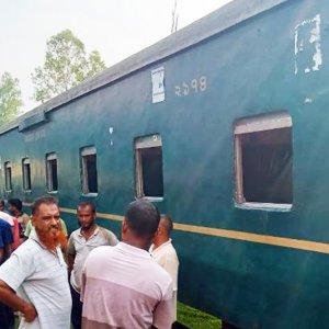 একই সময়ে কাছাকাছি দুই ট্রেনের একটির বগি লাইনচ্যুত আরেকটির ইঞ্জিন বিকল