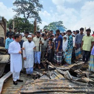 আগুনে পুড়ে ছাই ১৫ দোকান, ফায়ার সার্ভিসকে দুষছেন ব্যবসায়ীরা