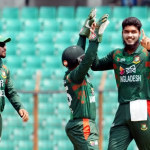 কেলির আউটের পর ক্লার্কসনকে ফেরালেন রিশাদ