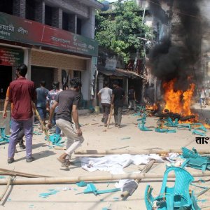 দিনাজপুরে আন্দোলনকারীদের সঙ্গে পুলিশ-ছাত্রলীগের সংঘর্ষ, আ.লীগ কার্যালয় ভাঙচুর