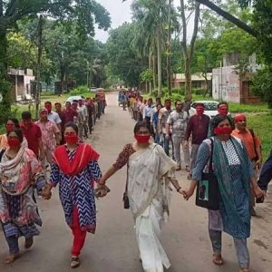 মুখে লাল কাপড় বেঁধে প্রতিবাদ জানালেন জাবি শিক্ষক–শিক্ষার্থীরা