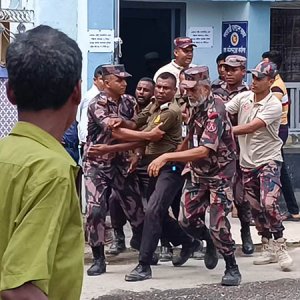 সীমান্তে পণ্য আটককে ঘিরে বিজিবি ও আনসার সদস্যের হাতাহাতি