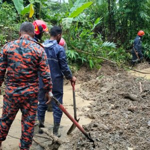 বান্দরবানে সড়কের ওপর ধসে পড়লো পাহাড়, থানচির সঙ্গে যোগাযোগ বিচ্ছিন্ন