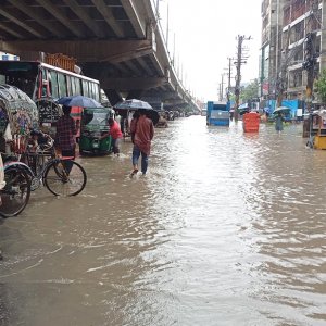 চট্টগ্রামে রাতভর বৃষ্টিতে ডুবেছে সড়ক, জলাবদ্ধতায় জনদুর্ভোগ