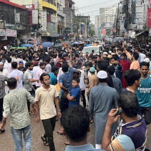 বৃষ্টি উপেক্ষা করে কুমিল্লার সড়কে শিক্ষার্থীদের মিছিল