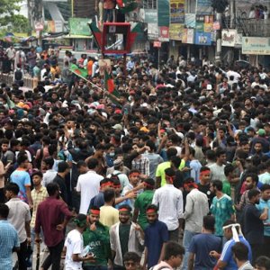 বরিশালে ব্যাপক বিক্ষোভ, উল্টে দেওয়া হলো পুলিশের গাড়ি