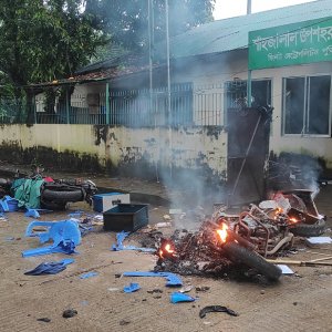 সিলেটে মন্ত্রী-এমপিসহ পুলিশ ফাঁড়িতে হামলা, অগ্নিসংযোগ