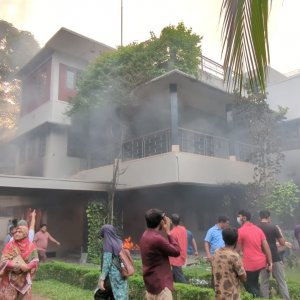 ধানমন্ডি ৩২, আ.লীগের কেন্দ্রীয় ও ধানমন্ডি কার্যালয়ে ভাঙচুর-আগুন