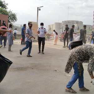 সংসদ ভবন এলাকা পরিষ্কার করছেন শিক্ষার্থীরা