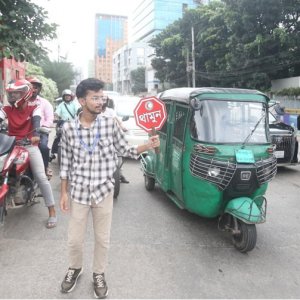 রাজধানীর রাস্তায় শৃঙ্খলা ফেরাতে অক্লান্ত শিক্ষার্থীরা