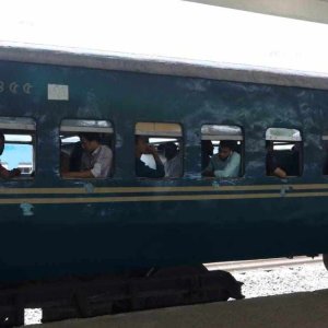 রাজধানীতে চলন্ত ট্রেনে ছিনতাই, শিক্ষার্থীকে ফেলে দ