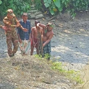 ১৫ পুলিশ নিহত হওয়া সেই থানার রাইফেল-শটগান পাওয়া গেলো পুকুরে