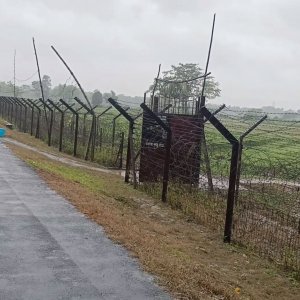 সাতক্ষীরা ও কুষ্টিয়া সীমান্তে সতর্কতা জারি