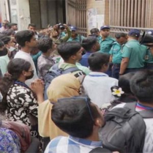 ৮ ঘণ্টা অবরুদ্ধ রাখার পর ঢাকা বোর্ড ছেড়েছেন শিক্ষার্থীরা