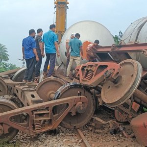 চুয়াডাঙ্গায় ট্রেনের বগি লাইনচ্যুত, খুলনার সঙ্গে সারা দেশের রেল যোগাযোগ বন্ধ