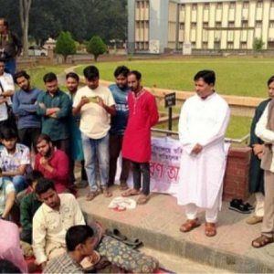 জুস-বিস্কুট খেয়ে অনশন ভাঙলেন পোষ্য কোটা বাতিল চাওয়া শিক্ষার্থীরা