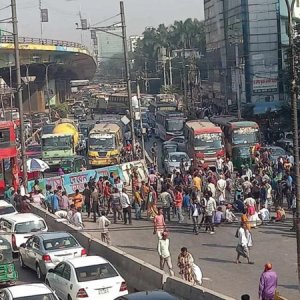 রাজধানীতে আজও ব্যাটারিচালিত রিকশাচালকদের সড়ক অবরোধ